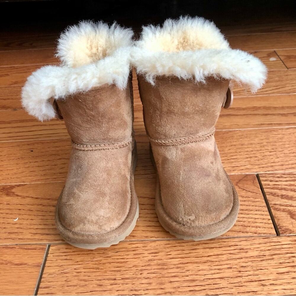 UGG Unisex-Child T Bailey Button II Tan Sheepskin Boots Wool Trim Girl’s Size 6 - Picture 6 of 12